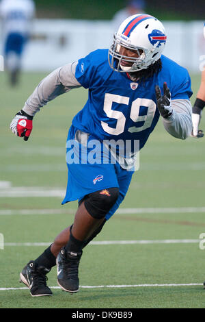 15 août 2011 - Webster, New York, États-Unis - Buffalo Bills linebacker Antonio Coleman (# 59) chute en note de couverture durant le camp de formation à Saint John Fisher College à Pittsford, New York. (Crédit Image : © Mark Konezny/ZUMAPRESS.com) Southcreek/mondial Banque D'Images