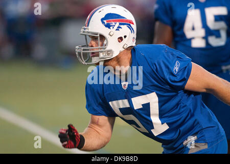 15 août 2011 - Webster, New York, États-Unis - Buffalo Bills linebacker Danny Batten (# 57) sur le terrain au cours de camp d'entraînement à Saint John Fisher College à Pittsford, New York. (Crédit Image : © Mark Konezny/ZUMAPRESS.com) Southcreek/mondial Banque D'Images