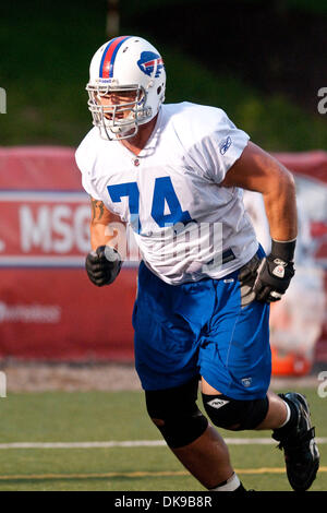 15 août 2011 - Webster, New York, États-Unis - Buffalo Bills offensive ligne Colin Brown (# 74) sur le terrain à camp d'entraînement à Saint John Fisher College à Pittsford, New York. (Crédit Image : © Mark Konezny/ZUMAPRESS.com) Southcreek/mondial Banque D'Images