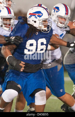 15 août 2011 - Webster, New York, États-Unis - le joueur de ligne défensive Buffalo Bills Torell Troup (# 96) en action au cours de camp d'entraînement à Saint John Fisher College à Pittsford, New York. (Crédit Image : © Mark Konezny/ZUMAPRESS.com) Southcreek/mondial Banque D'Images