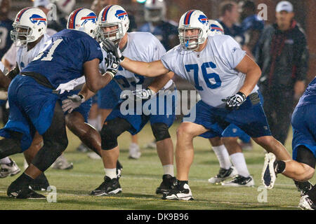 15 août 2011 - Webster, New York, États-Unis - Buffalo Bills offensive ligne Chad Rinehart (# 76) sur le terrain au camp d'entraînement à Saint John Fisher College à Pittsford, New York. (Crédit Image : © Mark Konezny/ZUMAPRESS.com) Southcreek/mondial Banque D'Images