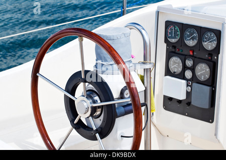 Détail de Rudder et instruments de navigation sur un voilier Banque D'Images