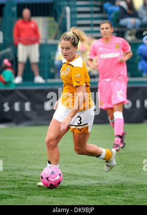 14 août 2011 : Western New York Flash défait l'Atlanta a battu 2-0 à Sahlen's Stadium à Rochester, NY dans un Women's Professional Soccer (WPS) se rencontreront. Atlanta Beat's Kylie Wright (3) prend la balle vers le bas tout en jouant sur le terrain le Western New York Flash.(Image Crédit : © Alan Schwartz/Cal/ZUMAPRESS.com) Media Sport Banque D'Images