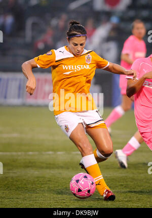 14 août 2011 : Western New York Flash défait l'Atlanta a battu 2-0 à Sahlen's Stadium à Rochester, NY dans un Women's Professional Soccer (WPS) se rencontreront. Atlanta Beat's Carlie Lloyd (10) dans l'action tout en jouant le Western New York Flash.(Image Crédit : © Alan Schwartz/Cal/ZUMAPRESS.com) Media Sport Banque D'Images