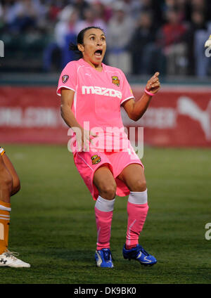 14 août 2011 : Western New York Flash défait l'Atlanta a battu 2-0 à Sahlen's Stadium à Rochester, NY dans un Women's Professional Soccer (WPS) se rencontreront. Western New York Flash forward Marta (10) réagit à l'Atlanta gardien enregistrer.(Image Crédit : © Alan Schwartz/Cal/ZUMAPRESS.com) Media Sport Banque D'Images