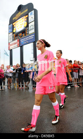 14 août 2011 : Western New York Flash défait l'Atlanta a battu 2-0 à Sahlen's Stadium à Rochester, NY dans un Women's Professional Soccer (WPS) se rencontreront. Alex Morgan (13) promenades sur le terrain pour la seconde moitié du jeu.(Image Crédit : © Alan Schwartz/Cal/ZUMAPRESS.com) Media Sport Banque D'Images