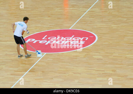 16 août 2011 - Londres, Royaume-Uni - Bénévoles nettoyer la surface de jeu pendant le match l'Australie contre la Chine sur le premier jour de la série prépare Londres - tournoi de basket-ball, la préparation de l'événement Jeux Olympiques 2012 (Crédit Image : © Marcello Farina/ZUMAPRESS.com) Southcreek/mondial Banque D'Images