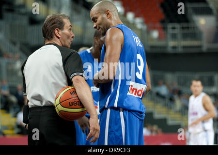 16 août 2011 - Londres, Royaume-Uni - N.9 Tony Parker soutient avec l'arbitre pendant le match GBR contre la France le premier jour de la série prépare Londres - tournoi de basket-ball, la préparation de l'événement Jeux Olympiques de 2012 à Londres. (Crédit Image : © Marcello Farina/ZUMAPRESS.com) Southcreek/mondial Banque D'Images