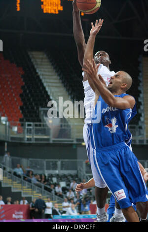 16 août 2011 - Londres, Royaume-Uni - N.9 Tony Parker à partir de la France joue la balle pendant le match GBR contre la France le premier jour de la série prépare Londres - tournoi de basket-ball, la préparation de l'événement Jeux Olympiques de 2012 à Londres. (Crédit Image : © Marcello Farina/ZUMAPRESS.com) Southcreek/mondial Banque D'Images