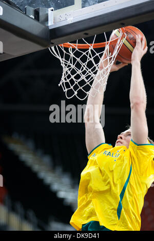 17 août 2011 - Londres, Royaume-Uni - les membres de l'équipe australienne réchauffer avant le match France contre l'Australie le deuxième jour de la série prépare Londres - tournoi de basket-ball, la préparation de l'événement Jeux Olympiques de 2012 à Londres. La France a gagné contre l'Australie 71 à 67 (Crédit Image : Â© Marcello Farina/global/ZUMAPRESS.com) Southcreek Banque D'Images