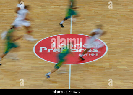 17 août 2011 - Londres, Royaume-Uni - Vue sur le terrain de jeu pendant le match France contre l'Australie le deuxième jour de la série prépare Londres - tournoi de basket-ball, la préparation de l'événement Jeux Olympiques de 2012 à Londres. La France a gagné contre l'Australie 71 à 67 (Crédit Image : © Marcello Farina/ZUMAPRESS.com) Southcreek/mondial Banque D'Images