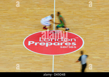 17 août 2011 - Londres, Royaume-Uni - Vue sur le terrain de jeu pendant le match France contre l'Australie le deuxième jour de la série prépare Londres - tournoi de basket-ball, la préparation de l'événement Jeux Olympiques de 2012 à Londres. La France a gagné contre l'Australie 71 à 67 (Crédit Image : © Marcello Farina/ZUMAPRESS.com) Southcreek/mondial Banque D'Images