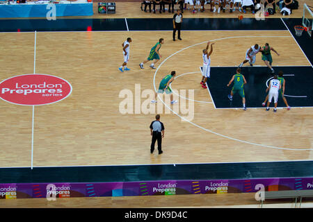 17 août 2011 - Londres, Royaume-Uni - Vue sur le terrain de jeu pendant le match France contre l'Australie le deuxième jour de la série prépare Londres - tournoi de basket-ball, la préparation de l'événement Jeux Olympiques de 2012 à Londres. La France a gagné contre l'Australie 71 à 67 (Crédit Image : © Marcello Farina/ZUMAPRESS.com) Southcreek/mondial Banque D'Images