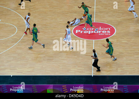 17 août 2011 - Londres, Royaume-Uni - Vue sur le terrain de jeu pendant le match France contre l'Australie le deuxième jour de la série prépare Londres - tournoi de basket-ball, la préparation de l'événement Jeux Olympiques de 2012 à Londres. La France a gagné contre l'Australie 71 à 67 (Crédit Image : © Marcello Farina/ZUMAPRESS.com) Southcreek/mondial Banque D'Images