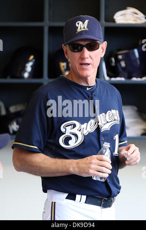 18 août 2011 - Milwaukee, Wisconsin, États-Unis - Milwaukee Brewers manager Ron Roenicke # 10 dans l'étang pendant le jeu. Les Dodgers de Los Angeles a défait les Milwaukee Brewers 5-1 au Miller Park de Milwaukee. (Crédit Image : © John Fisher/ZUMAPRESS.com) Southcreek/mondial Banque D'Images