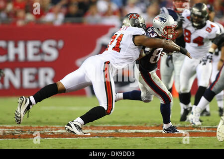 18 août 2011 - Tampa, Floride, États-Unis - Tampa Bay Buccaneers joueur de ligne défensive Michael Bennett (71) s'attaque aux New England Patriots le receveur Wes Welker (83) dans le premier trimestre au cours d'un match de football entre les New England Patriots et les Tampa Bay Buccaneers chez Raymond James Stadium. Plomb 28 patriotes - 0 à la mi-temps. (Crédit Image : © Luke Johnson/global/ZUMApress Southcreek.c Banque D'Images
