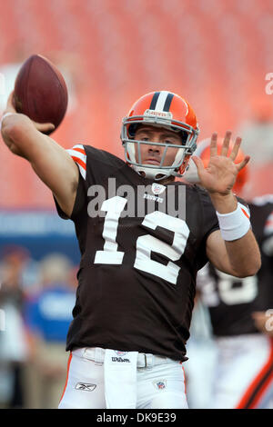 19 août 2011 - Cleveland, Ohio, États-Unis - Cleveland Browns (CSKA Moscou Colt McCoy (12) se réchauffe avant de la pré-saison match contre les Lions de Détroit a joué au stade Cleveland Browns de Cleveland, Ohio. (Crédit Image : © Frank Jansky/global/ZUMAPRESS.com) Southcreek Banque D'Images