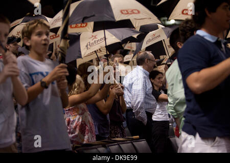 19 août 2011 - Houston, Texas, États-Unis - Fans ont ouvert leurs parapluies dans la 7e manche. L'Astros défait 6-0 géants au Minute Maid Park de Houston, TX. (Crédit Image : © Juan DeLeon/global/ZUMAPRESS.com) Southcreek Banque D'Images