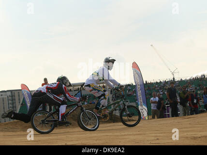 19 août 2011 - London, Greater London, Royaume-Uni - Holland's Lieke Klaus prend un sèche à la Coupe du monde de BMX Supercross dans le Parc olympique de Londres. (Crédit Image : Â© Theodore Liasi/ZUMAPRESS.com) Banque D'Images