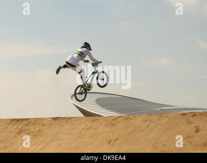 19 août 2011 - London, Greater London, Royaume-Uni - Australian Rachel Bracken prend une sèche à la Coupe du monde de BMX Supercross dans le Parc olympique de Londres. (Crédit Image : ©/ZUMAPRESS.com) Liasi Theodore Banque D'Images