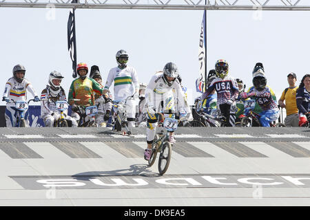 19 août 2011 - London, Greater London, Royaume-Uni - Australian Lauren Reynolds commence en bas de la rampe à la Coupe du monde de BMX Supercross dans le Parc olympique de Londres. (Crédit Image : ©/ZUMAPRESS.com) Liasi Theodore Banque D'Images