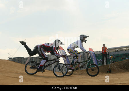 19 août 2011 - London, Greater London, Royaume-Uni - Holland's Lieke Klaus prend un sèche à la Coupe du monde de BMX Supercross dans le Parc olympique de Londres. (Crédit Image : ©/ZUMAPRESS.com) Liasi Theodore Banque D'Images