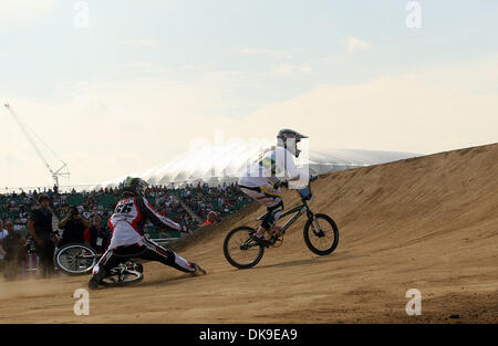 19 août 2011 - London, Greater London, Royaume-Uni - Holland's Lieke Klaus prend un sèche à la Coupe du monde de BMX Supercross dans le Parc olympique de Londres. (Crédit Image : ©/ZUMAPRESS.com) Liasi Theodore Banque D'Images