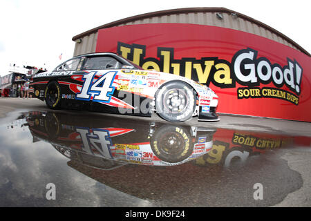 20 août 2011 - Brooklyn, Michigan, États-Unis - NASCAR Sprint Cup Series driver Tony Stewart (14) au cours de la pratique de la Michigan Pure 400 au Michigan International Speedway. (Crédit Image : © Rey Del Rio/ZUMAPRESS.com) Southcreek/mondial Banque D'Images