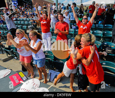 20 août 2011 - Aberdeen, Maryland, États-Unis - des membres de la famille du sud-est de célébrer la victoire de Lexington 10-0 durant le championnat samedi à la Cal Ripken World Series à Aberdeen, Maryland le 20 août 2011. Le sud-est de Lexington (Ky) va jouer le Japon le dimanche pour le championnat du monde. (Crédit Image : © Scott Serio/Eclipse/ZUMAPRESS.com) Banque D'Images