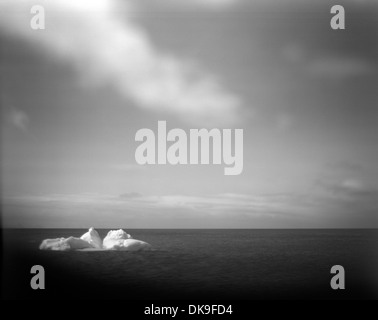 L'Antarctique, l'Île Déception, Blurred image en noir et blanc d'iceberg flottant près des îles Shetland du Sud Banque D'Images