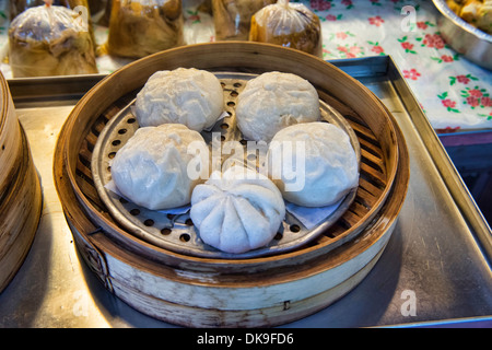 Petits pains cuits à la vapeur pour les dim sum chinois dans le quartier chinois à Bangkok, Thaïlande Banque D'Images