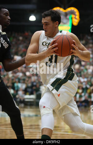 Fort Collins, CO, USA. 19Th Mar, 2013. 3 décembre 2013 : Colorado State's J.J. Avila dans contre un défenseur du Colorado dans la deuxième moitié à Moby Arena à Fort Collins. © csm/Alamy Live News Banque D'Images