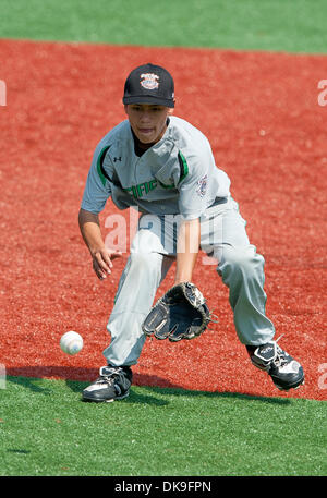 20 août 2011 - Aberdeen, Maryland, États-Unis - Blaine Demello une balle au sol des champs pendant le championnat samedi à la Cal Ripken World Series à Aberdeen, Maryland le 20 août 2011. (Crédit Image : Â© Scott Serio/Eclipse/ZUMAPRESS.com) Banque D'Images