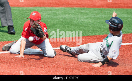 20 août 2011 - Aberdeen, Maryland, États-Unis - Ryne Yamashiro, de Kennewick (WA), diapositives en toute sécurité dans la troisième base comme Steven Jacob Bender, de Lexington (KY), champs la balle durant le championnat samedi à la Cal Ripken World Series à Aberdeen, Maryland le 20 août 2011. (Crédit Image : © Scott Serio/Eclipse/ZUMAPRESS.com) Banque D'Images