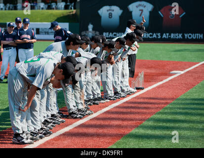 20 août 2011 - Aberdeen, Maryland, États-Unis - l'équipe est d'Oahu s'incline devant leur famille, amis et fans après avoir chuté au sud-est de Lexington dans le cadre du Championnat samedi à la Cal Ripken World Series à Aberdeen, Maryland le 20 août 2011. (Crédit Image : © Scott Serio/Eclipse/ZUMAPRESS.com) Banque D'Images