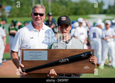 20 août 2011 - Aberdeen, Maryland, États-Unis - Ryne Yamashiro, d'Oahu est (HI), après avoir remporté le prix de championnat Chamionship frappeurs sur samedi à la Cal Ripken World Series à Aberdeen, Maryland le 20 août 2011. (Crédit Image : © Scott Serio/Eclipse/ZUMAPRESS.com) Banque D'Images