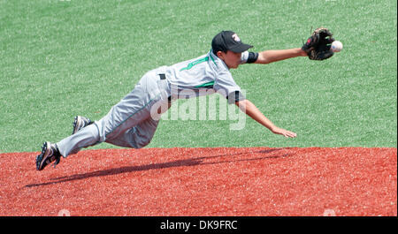 20 août 2011 - Aberdeen, Maryland, États-Unis - Trevin Tengan plonge pour une balle au sol durant le championnat samedi à la Cal Ripken World Series à Aberdeen, Maryland le 20 août 2011. (Crédit Image : Â© Scott Serio/Eclipse/ZUMAPRESS.com) Banque D'Images