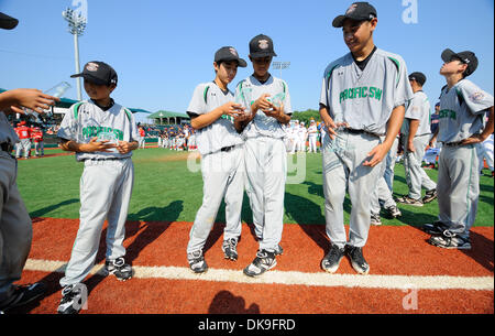 20 août 2011 - Aberdeen, Maryland, États-Unis - Les membres de l'équipe de l'Oauhiu regardez leur 2e place durant le championnat trophées samedi à la Cal Ripken World Series à Aberdeen, Maryland le 20 août 2011. (Crédit Image : Â© Scott Serio/Eclipse/ZUMAPRESS.com) Banque D'Images
