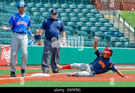 20 août 2011 - Aberdeen, Maryland, États-Unis - Ryuki Urano, du Japon, des diapositives en troisième base comme Juan Francisco Espinal, ressemble pour le jet qui n'est jamais entrée dans le cadre du Championnat samedi à la Cal Ripken World Series à Aberdeen, Maryland le 20 août 2011. (Crédit Image : © Scott Serio/Eclipse/ZUMAPRESS.com) Banque D'Images