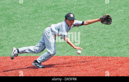 20 août 2011 - Aberdeen, Maryland, États-Unis - Trevin Tengan plonge pour une balle au sol durant le championnat samedi à la Cal Ripken World Series à Aberdeen, Maryland le 20 août 2011. (Crédit Image : Â© Scott Serio/Eclipse/ZUMAPRESS.com) Banque D'Images