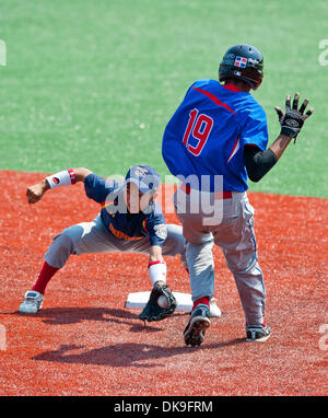 20 août 2011 - Aberdeen, Maryland, États-Unis - Sora Morimoto, du Japon, met le tag sur Huascar Jose Inoa, de la République dominicaine, alors qu'il tente de voler secind base pendant le championnat samedi à la Cal Ripken World Series à Aberdeen, Maryland le 20 août 2011. (Crédit Image : © Scott Serio/Eclipse/ZUMAPRESS.com) Banque D'Images