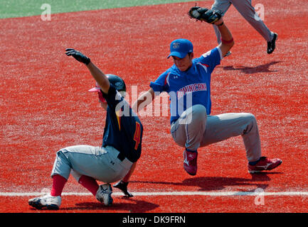 20 août 2011 - Aberdeen, Maryland, États-Unis - Sora Morimoto, du Japon, trébuche retour à la troisième base comme Yasser Castillo, de la République dominicaine, en vain essaie d'attraper lui durant le championnat samedi à la Cal Ripken World Series à Aberdeen, Maryland le 20 août 2011. (Crédit Image : © Scott Serio/Eclipse/ZUMAPRESS.com) Banque D'Images