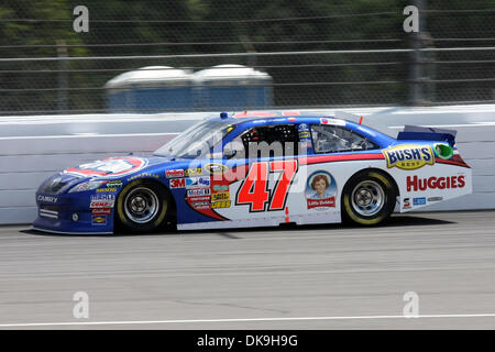 21 août 2011 - Brooklyn, Michigan, États-Unis - Bobby Labonté (# 47) tête en bas la zone de l'avant à la Michigan International Speedway. (Crédit Image : © Alan Ashley/ZUMAPRESS.com) Southcreek/mondial Banque D'Images