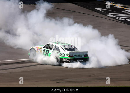 21 août 2011 - Brooklyn, Michigan, États-Unis - Kyle Busch (# 18) célèbre sa victoire avec un burnout au Michigan International Speedway. (Crédit Image : © Alan Ashley/ZUMAPRESS.com) Southcreek/mondial Banque D'Images