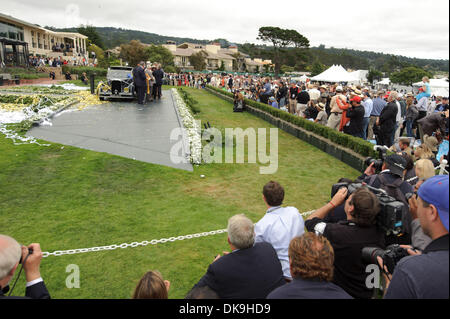 21 août 2011 - Pebble Beach, Californie, États-Unis - UN 1934 Voisin C-25 Aerodyne administré par Peter et Merle Mullin de Los Angeles gagne ''Best in Show'' au 2011 Pebble Beach Concours d'elégance. (Crédit Image : © Scott Beley/global/ZUMAPRESS.com) Southcreek Banque D'Images