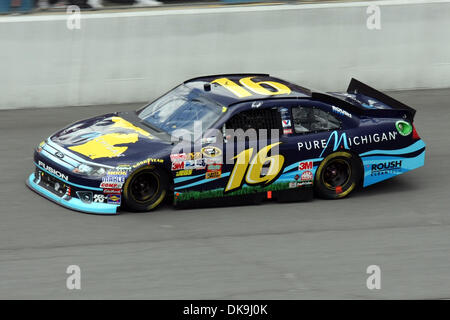 21 août 2011 - Brooklyn, Michigan, États-Unis - Pole gagnant Greg Biffle (# 16) passe de la tribune à la Michigan International Speedway. (Crédit Image : © Alan Ashley/ZUMAPRESS.com) Southcreek/mondial Banque D'Images