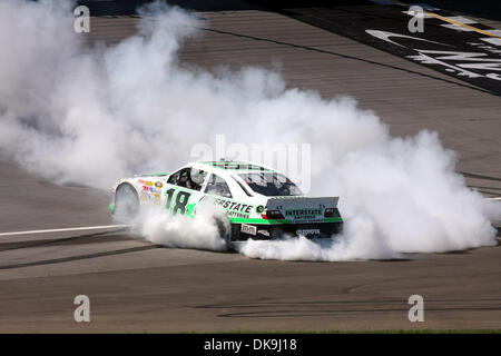 21 août 2011 - Brooklyn, Michigan, États-Unis - Kyle Busch (# 18) célèbre sa victoire avec un burnout au Michigan International Speedway. (Crédit Image : © Alan Ashley/ZUMAPRESS.com) Southcreek/mondial Banque D'Images