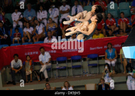 22 août 2011 - Shenzhen, Chine - Lin Yue et Huo Liang sensations plongée jeunes au Jeux Olympiques de Beijing 2008, a pris l'or chez les hommes de 10 mètres de la plate-forme synchronisée compétition à la 26e Universiade (Jeux mondiaux universitaires) à Shenzhen. (Crédit Image : © Breningstall ZUMAPRESS.com)/Jeremy Banque D'Images