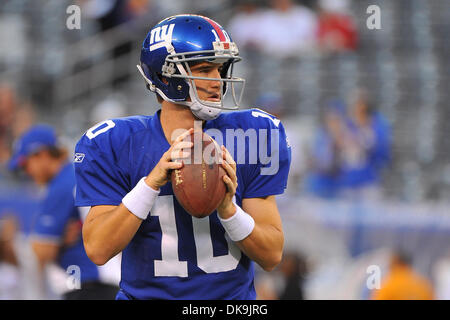 22 août 2011 - East Rutherford, New Jersey, États-Unis - New York Giants quarterback Eli Manning (10) dans la Ligue nationale de football d'avant match l'action au nouveau stade de Meadowlands à East Rutherford dans le New Jersey (crédit Image : Â© Brooks von Arx/ZUMAPRESS.com) Southcreek/mondial Banque D'Images