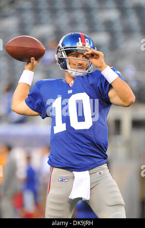 22 août 2011 - East Rutherford, New Jersey, États-Unis - New York Giants quarterback Eli Manning (10) dans la Ligue nationale de football d'avant match l'action au nouveau stade de Meadowlands à East Rutherford dans le New Jersey (crédit Image : Â© Brooks von Arx/ZUMAPRESS.com) Southcreek/mondial Banque D'Images